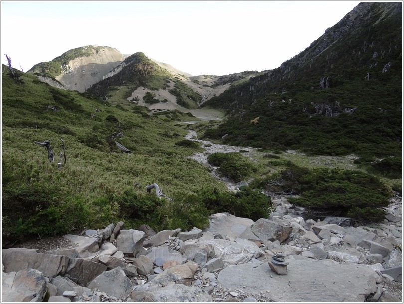 2012-07-12 06-12-57南湖上圈谷往南湖東峰.JPG